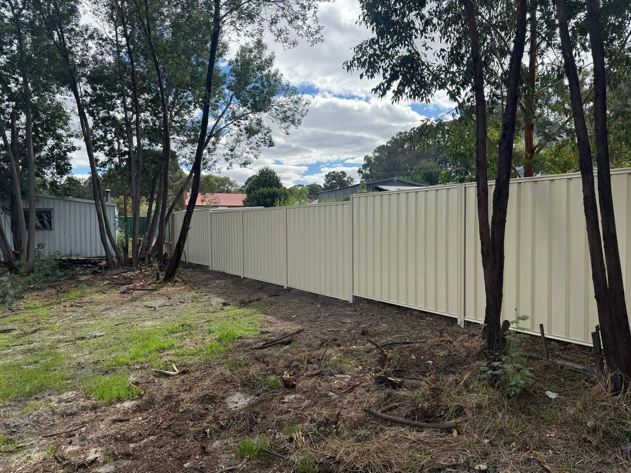 Stepped Colorbond boundary fence