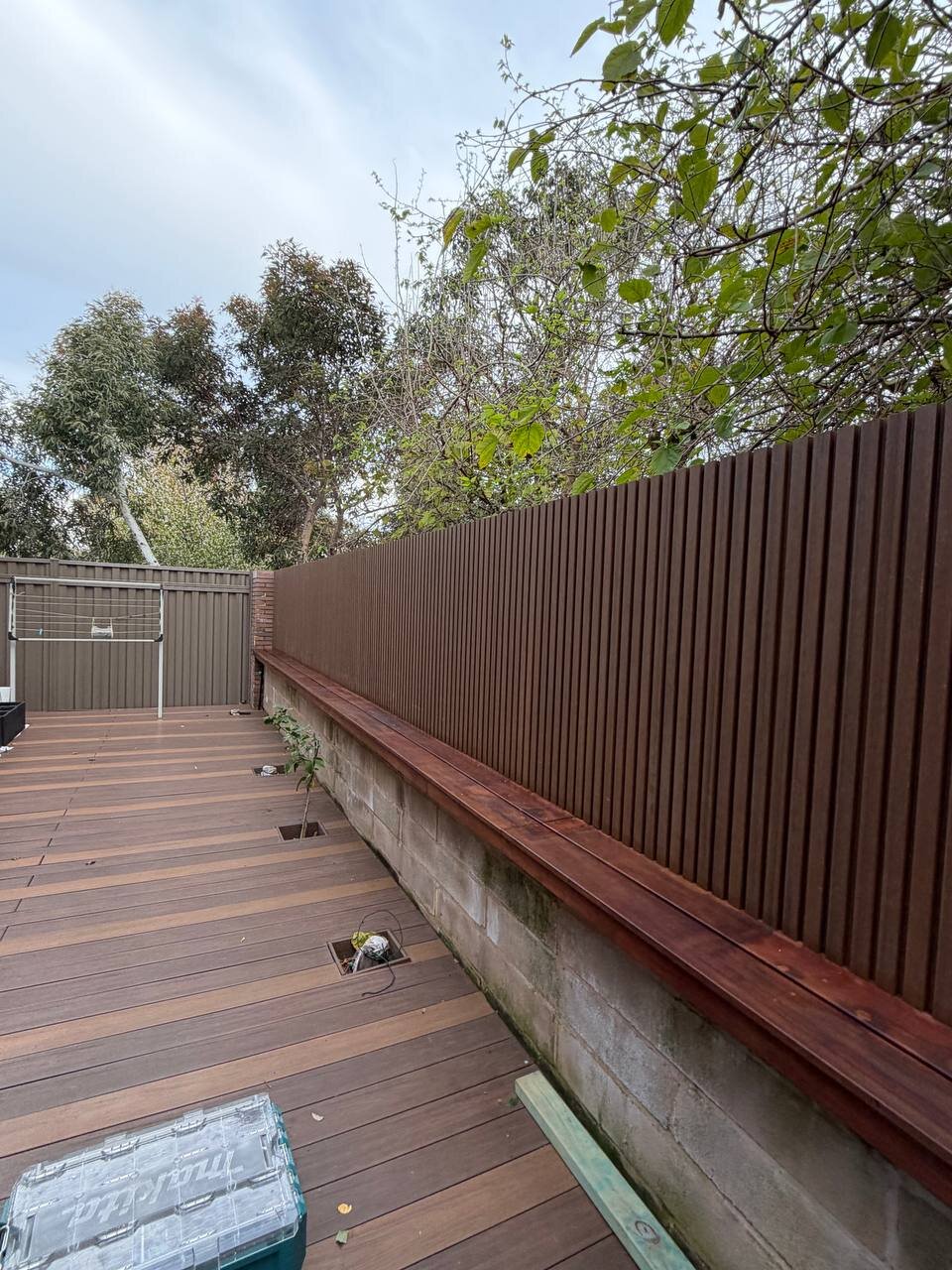 Slat fence with built-in bench seat