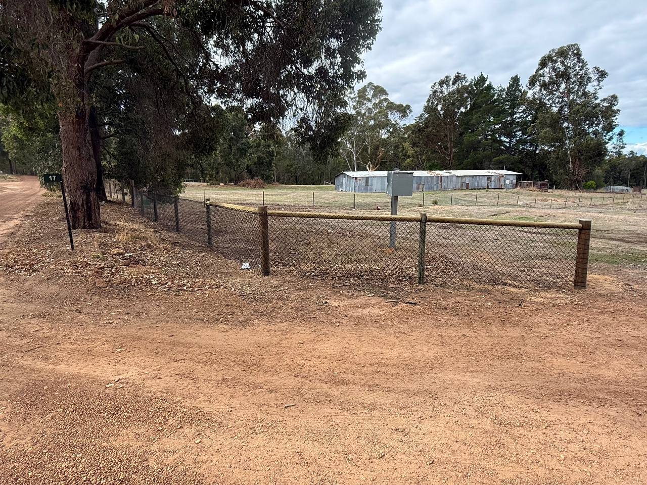 Finished rural chain-mesh stock fence